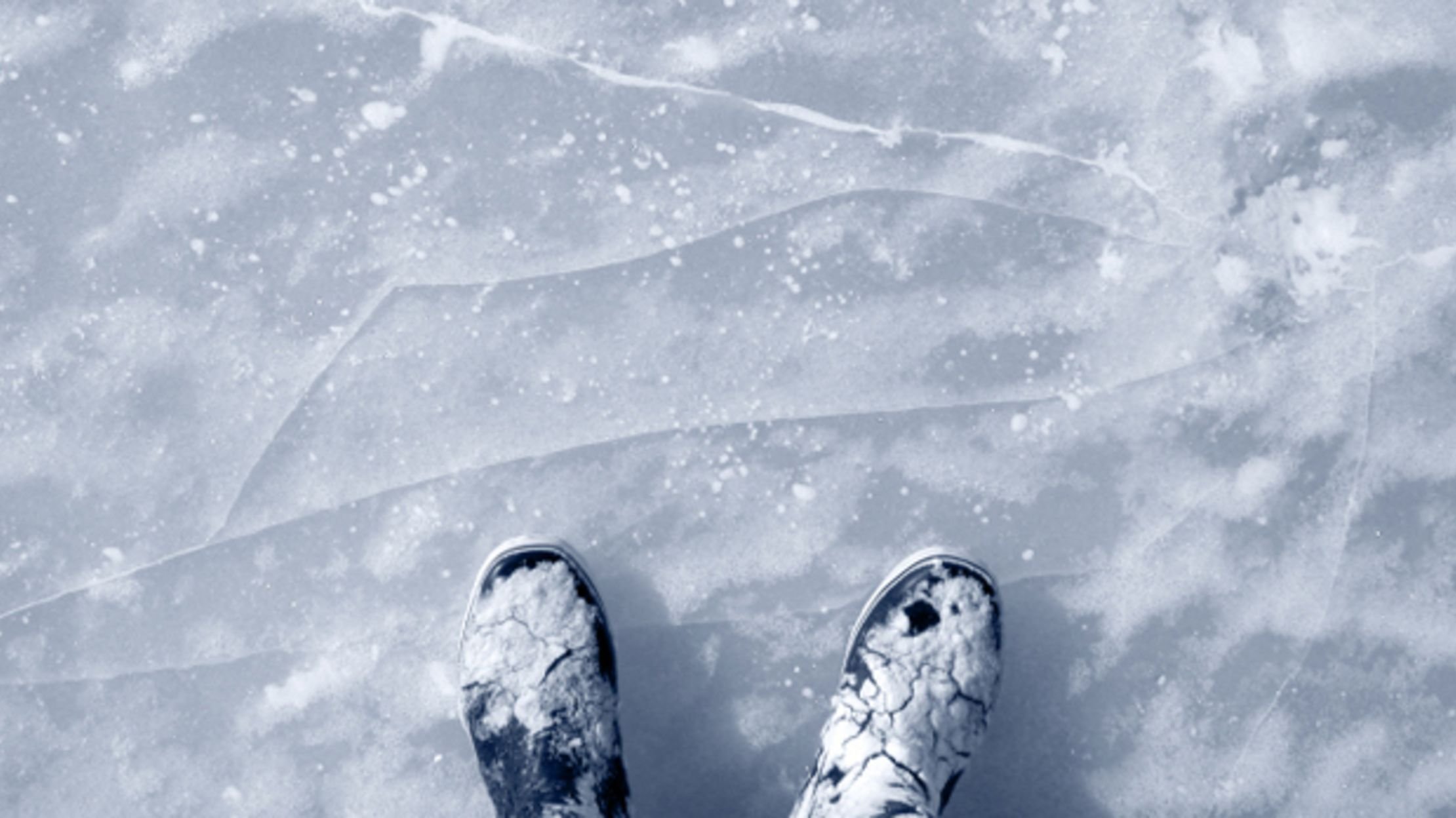 Трещины на льду. Лед треснул под ногами. Лед под ногами. Ноги на льду.