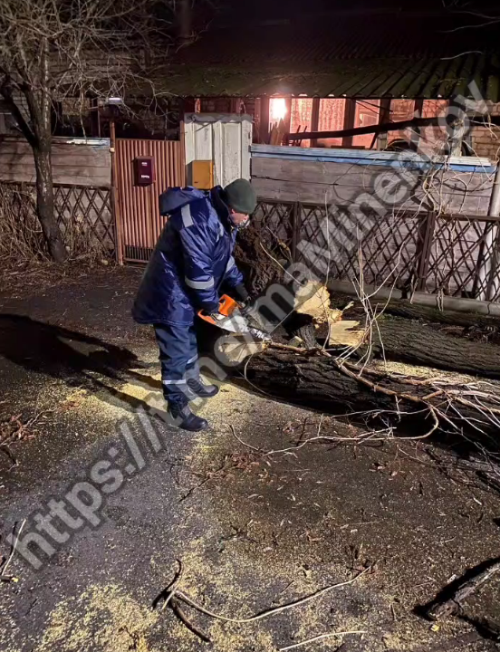 Невинномысские коммунальщики устраняют последствия непогоды.