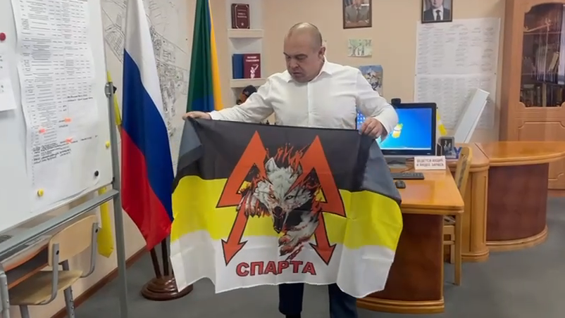 На памятном знаке в Невинномысске установят флаг батальона «Спарта».