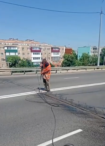 Коммунальщики Невинномысска заботятся о городских мостах.