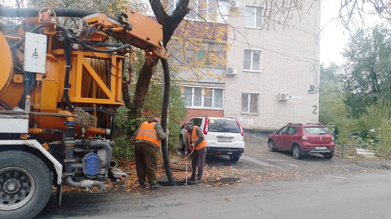 Коммунальщики Невинномысска очищают городские ливневки.