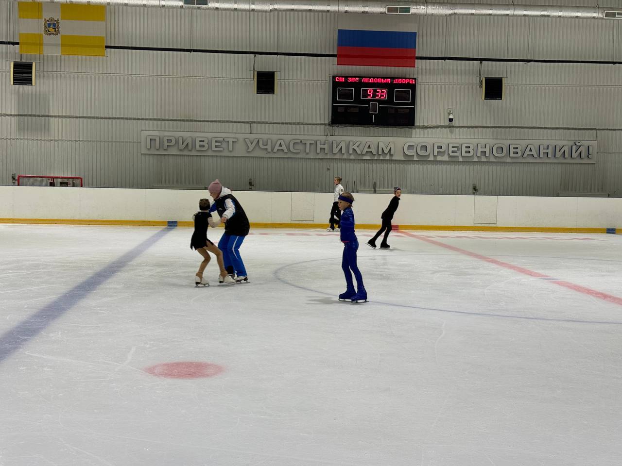 В невинномысском Ледовом дворце обновили ледовое покрытие.