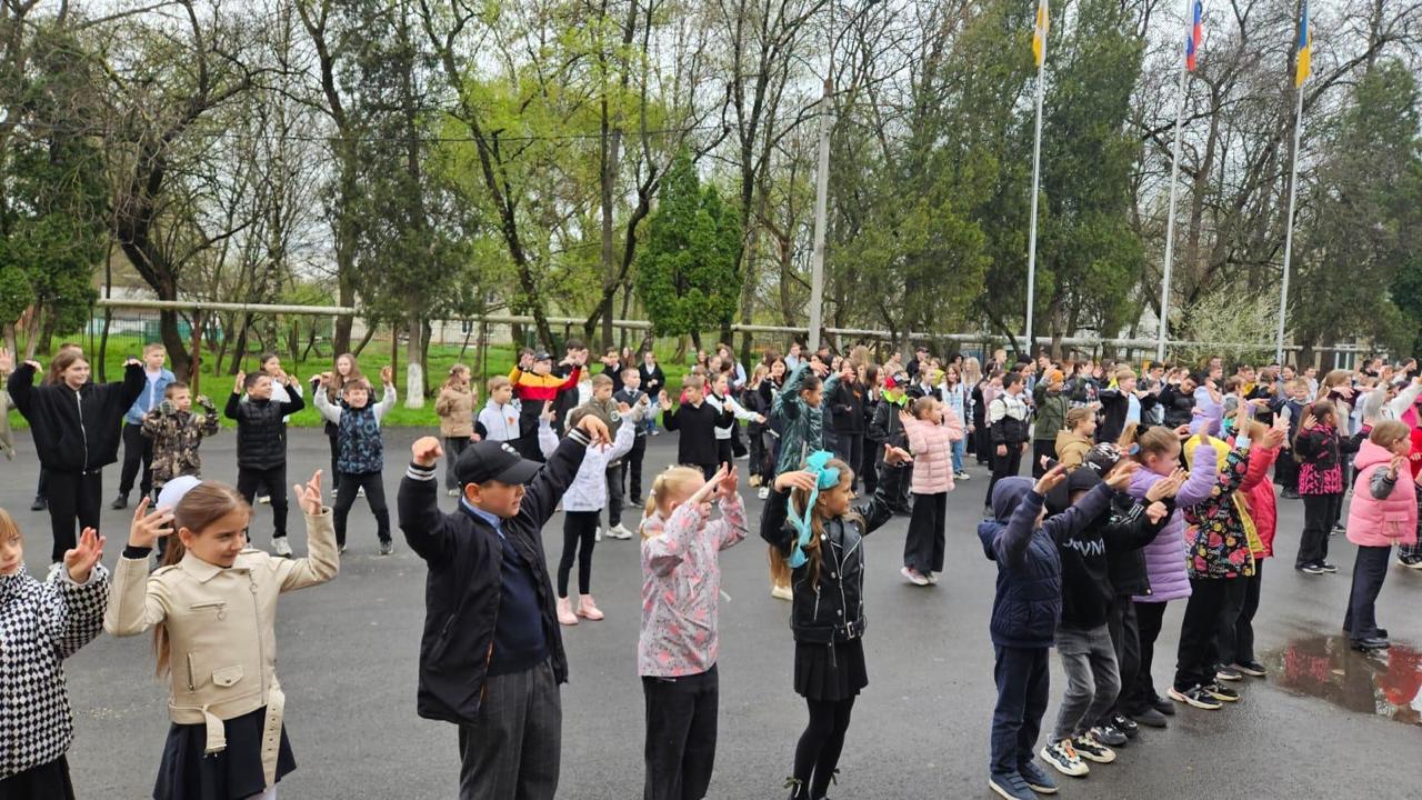 Школьники Невинномысска начинают утро с зарядки.