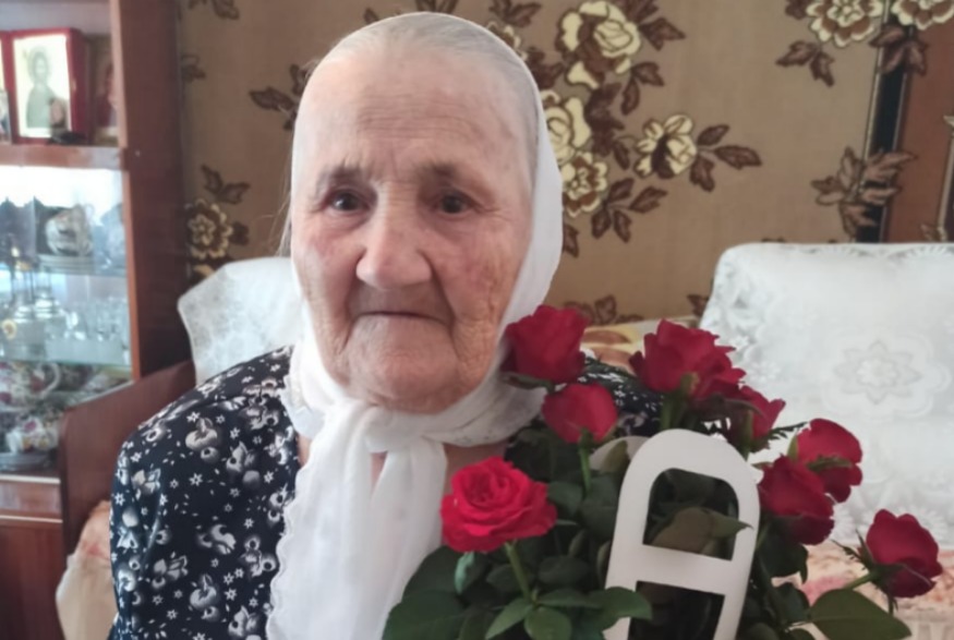 В Невинномысске с 95-летним юбилеем поздравили труженика тыла Лидию Флегонтовну Гвоздеву.