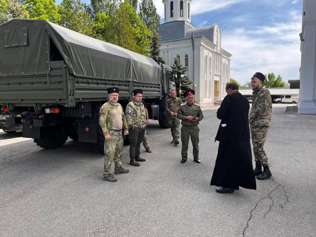 Невинномысцы отправили пасхальные угощения и медикаменты в зону СВО.