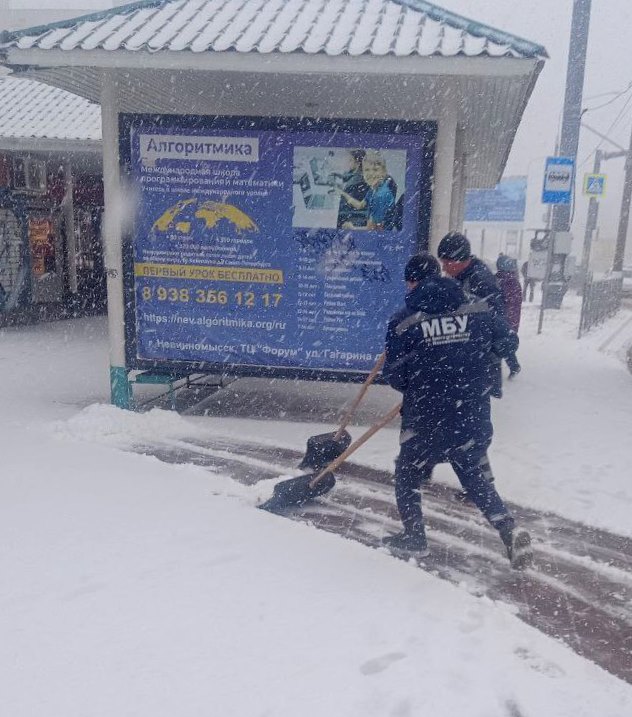 В Невинномысске спецтехника выехала на очистку дорог.