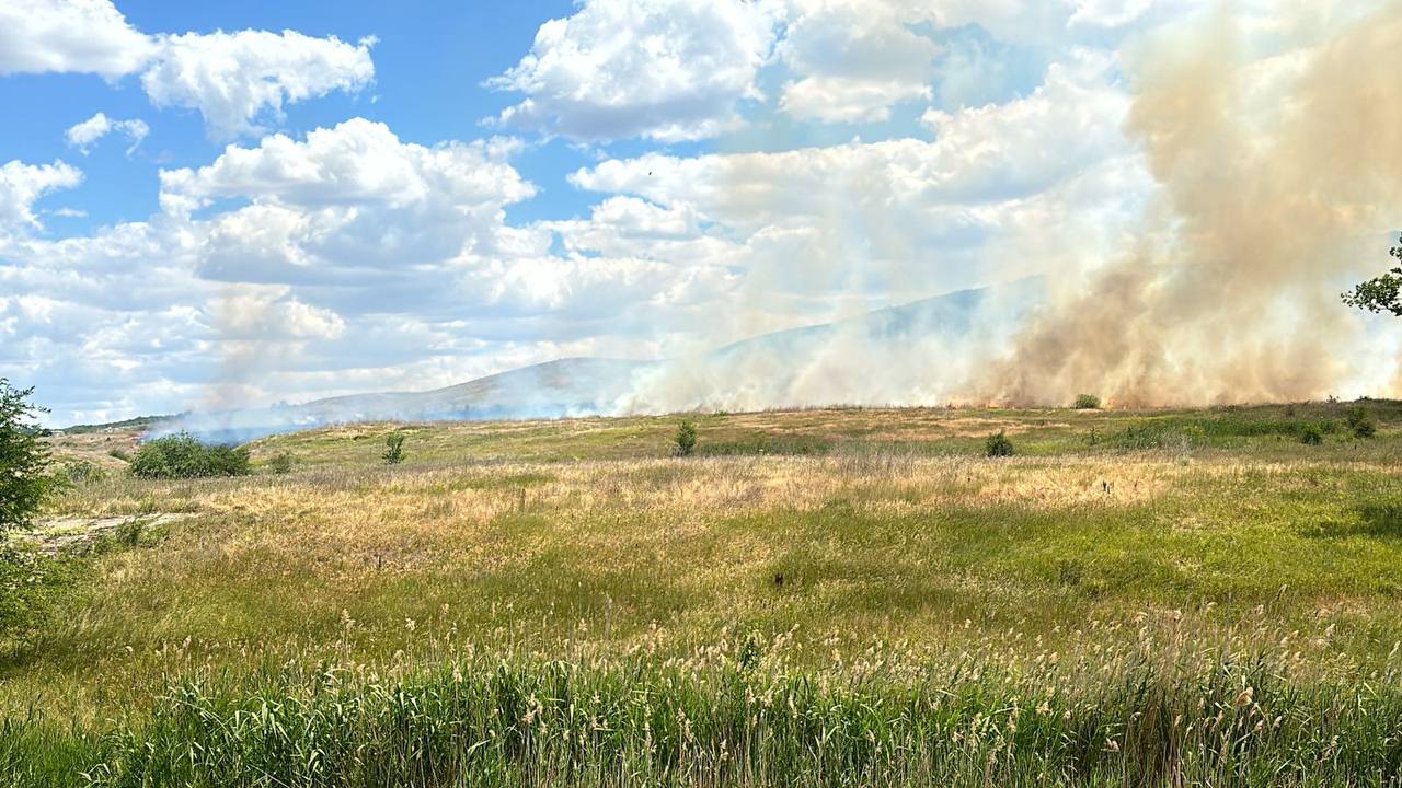 Пожарные Невинномысска потушили возгорание сухой травы.