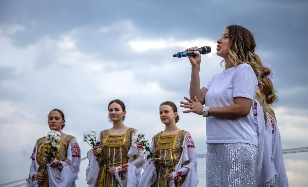 В День семьи, любви и верности в Невинномысске выступили вокальные коллективы.