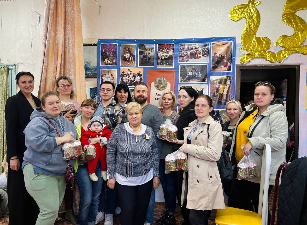 Молодые нотариусы Невинномысска передали многодетным семьям Пасхальные куличи.