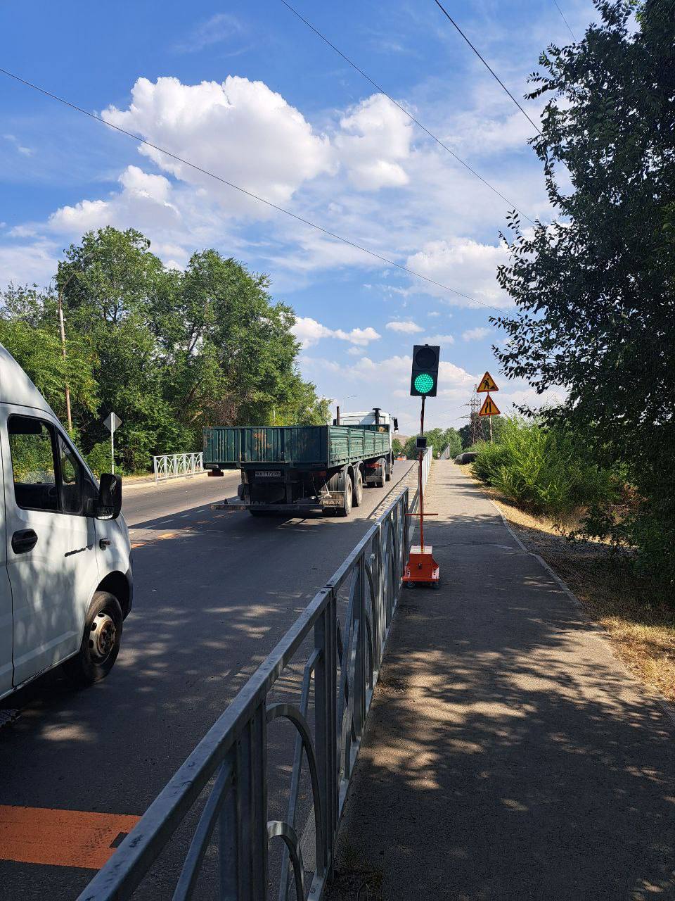 В Невинномысске продолжается ремонт автомобильных мостов.