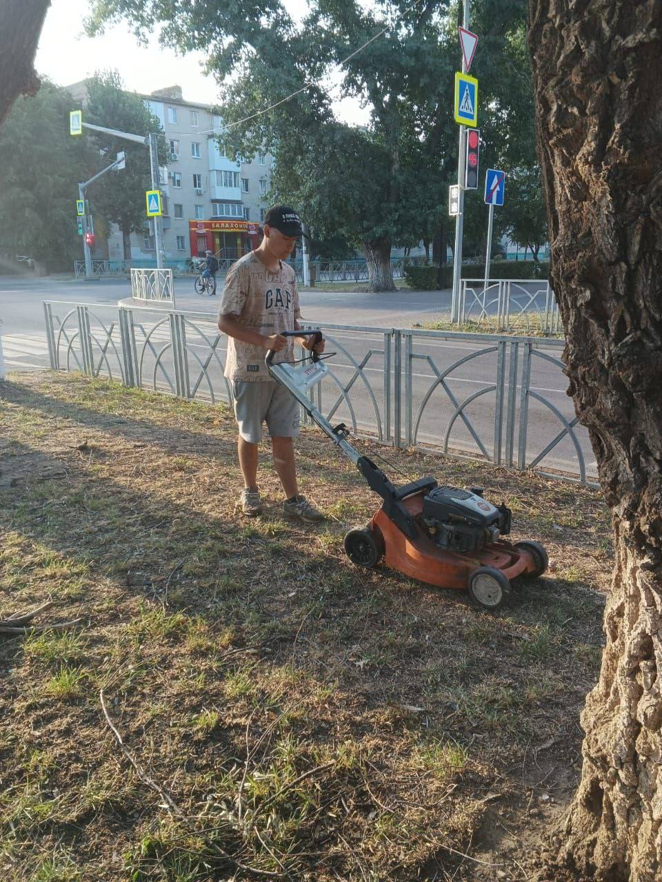 Невинномысские коммунальщики ухаживают за городскими локациями.