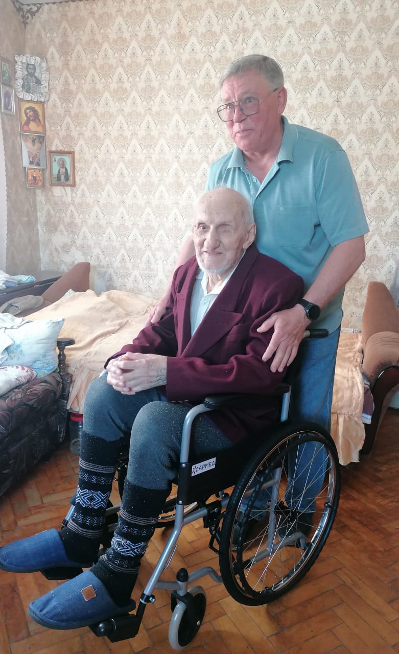 Невинномысский депутат помог приобрести инвалидную коляску ветерану.