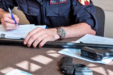 Незаконно хранящиеся оружие, боеприпасы, взрывчатые вещества и взрывные устройства лучше добровольно сдать.