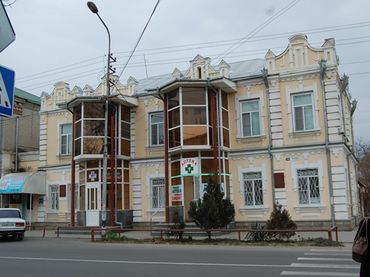 «Здание, в котором в 1918 году размещался штаб Красной Гвардии Северного Кавказа».