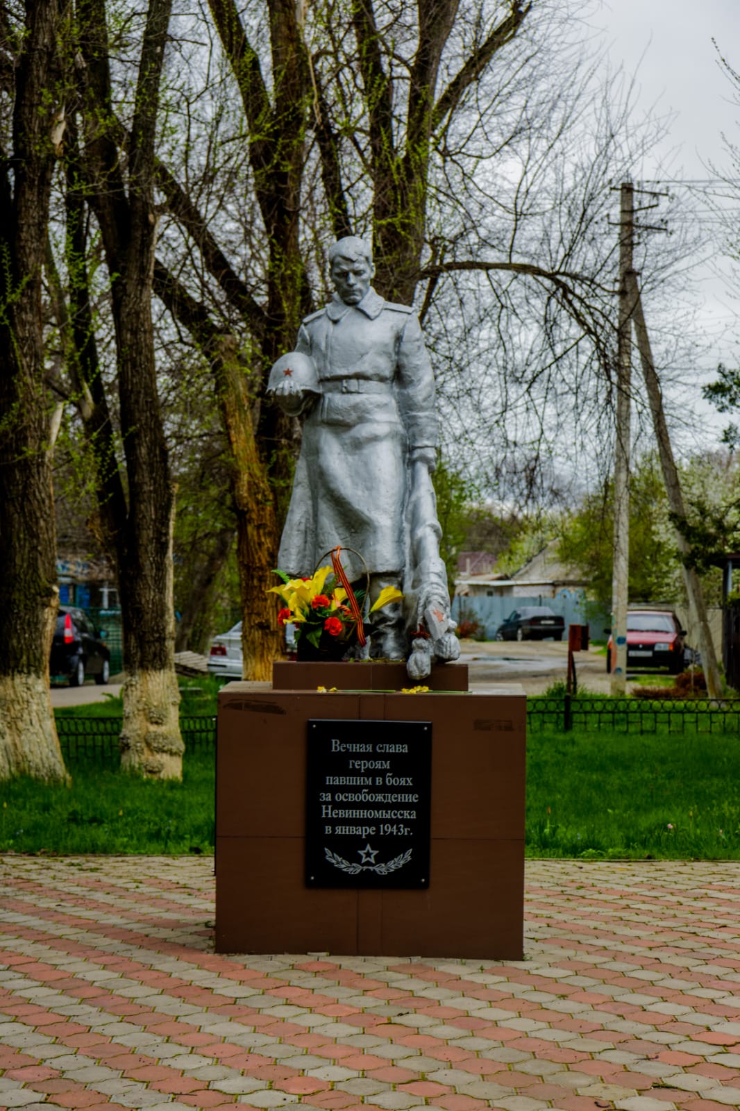 Братская могила 8 воинов Советской Армии, погибших в 1943 году при освобождении г. Невинномысска от немецко-фашистских захватчиков.