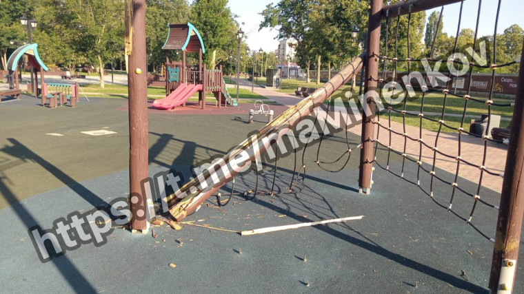 Глава Невинномысска рассказал о хулиганах, разрушивших детскую площадку. Глава Невинномысска рассказал о хулиганах, разрушивших детскую площадку.